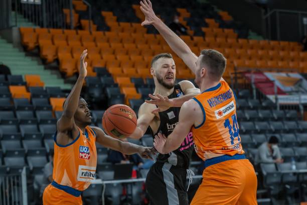 一阵哗然 一阵哗然